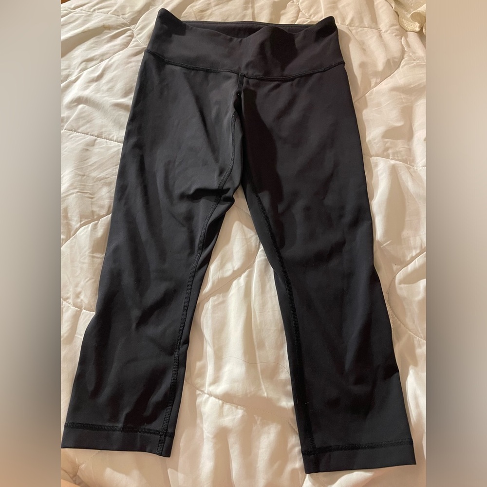 Lululemon Athelica. Mid Ankle black leggings. Size 4. Pocket.